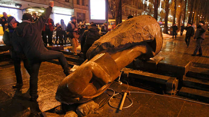 Lenin statue toppled