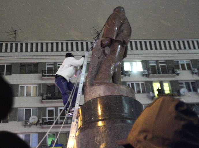 Lenin statue toppled