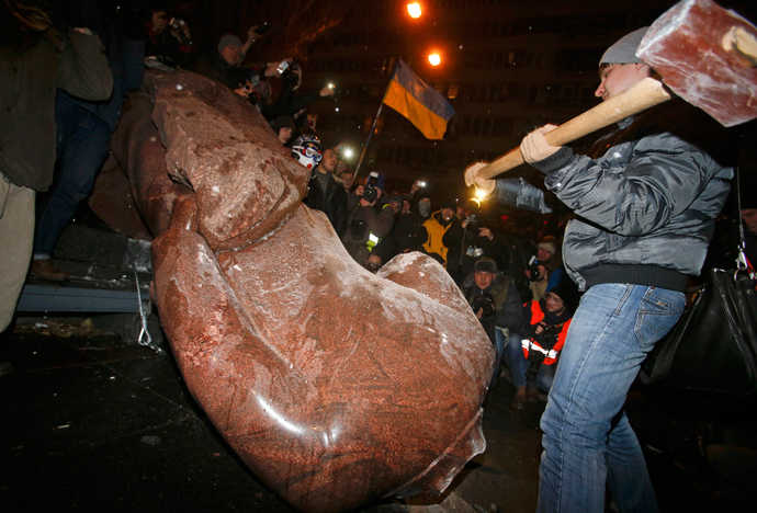 Lenin statue toppled
