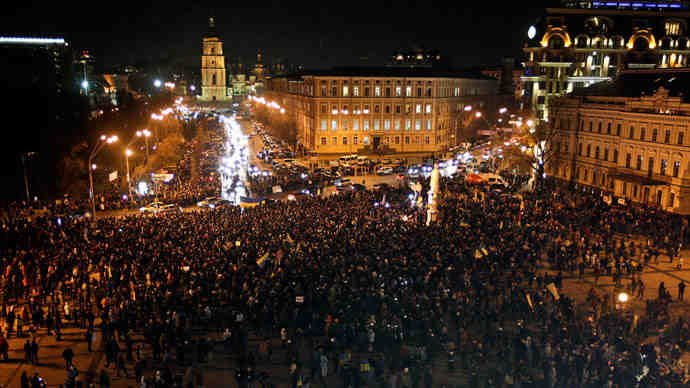 A general view shows the square in front of the Mikhailovsky Zlatoverkhy Cathedral (St. Michael's golden-domed cathedral) during a rally supporting EU integration in Kiev November 30, 2013. .(Reuters / Valentyn Ogirenko)