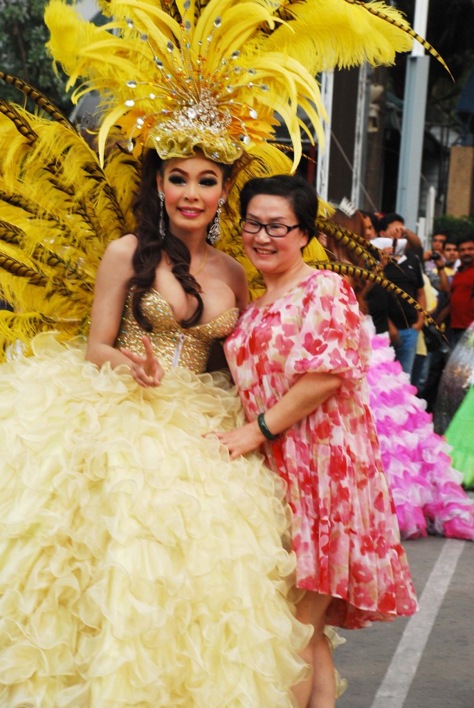 Alcazar show A tourist poses with a performer