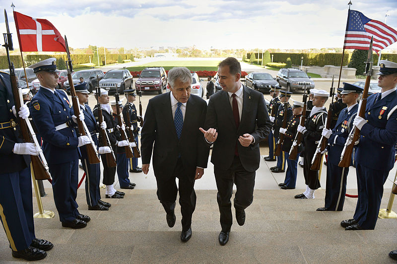 U.S._Defense_Secretary_Chuck_Hagel_left_hosts_an_honor_cordon_to_welcome_Danish_Defense_Minister_Nicolai_Wammen_to_the_Pentagon_141107-D-NI589-112