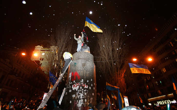 Lenin statue toppled