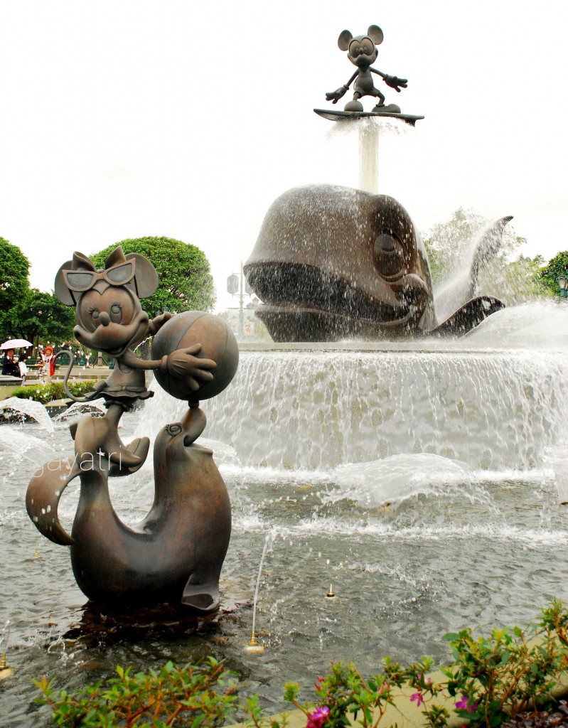 the fountain at the entrance hong kong disneyland