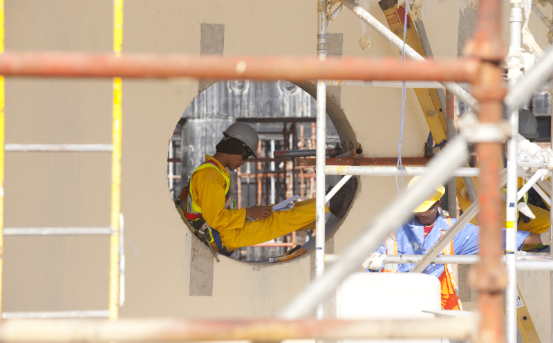 Worker at Pearl GTL, Qatar flickr/royaldutchshell